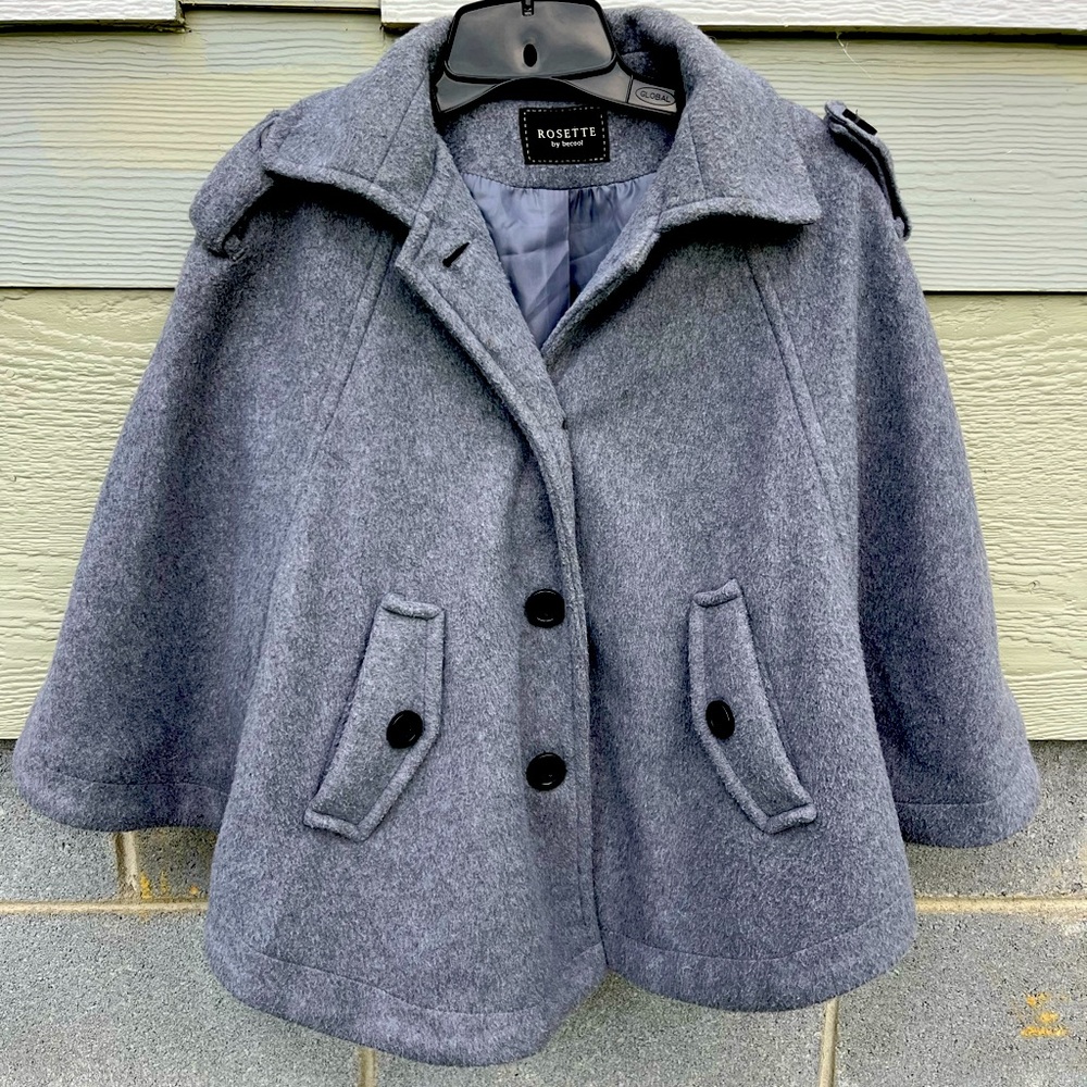 Cape with pockets and sleeves